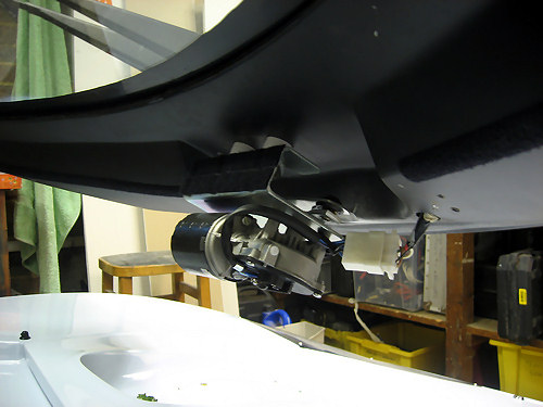 Mounting the windscreen motor